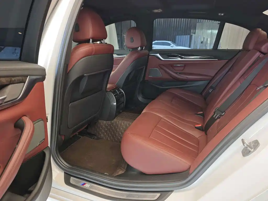 BMW 5 Series — миниатюра 13