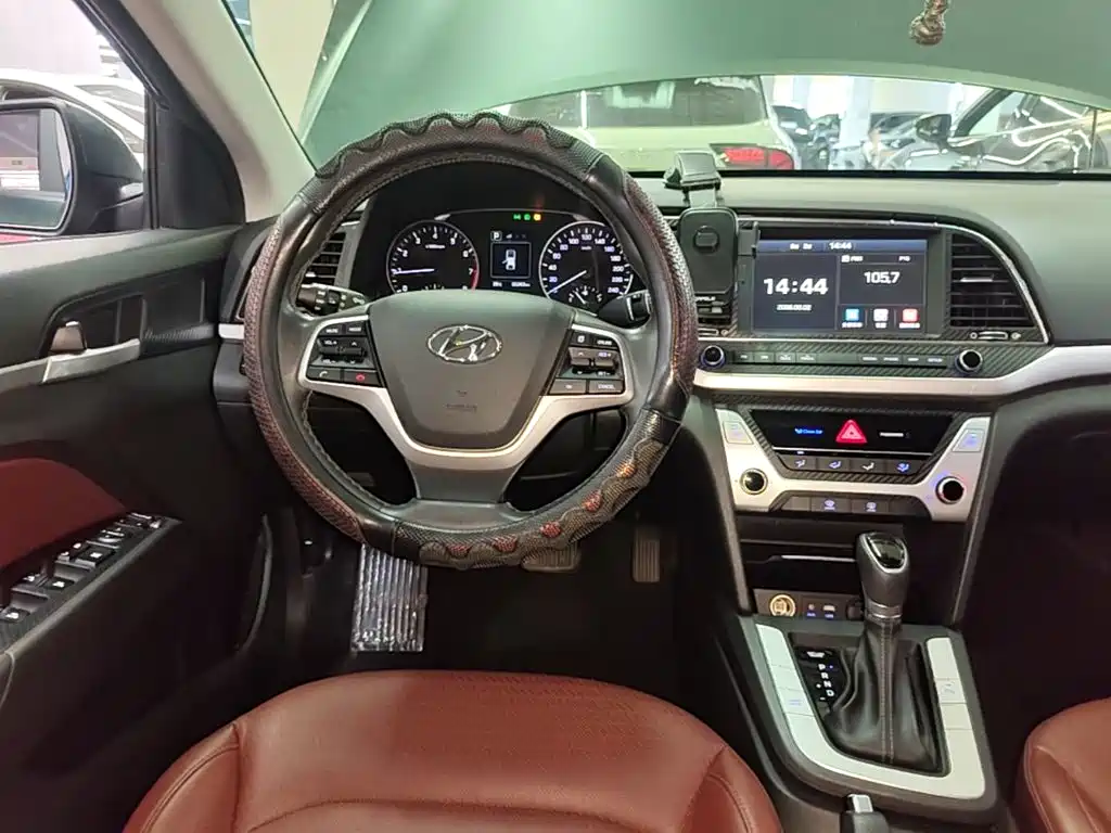 Hyundai Elantra — миниатюра 11