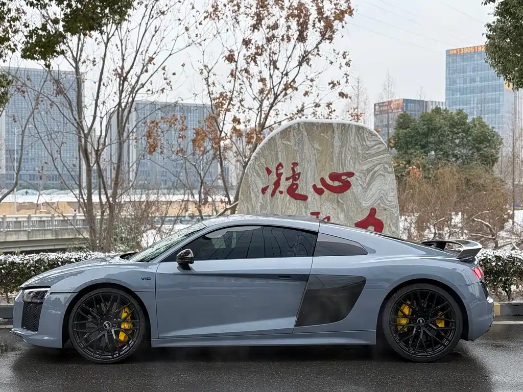 AUDI R8