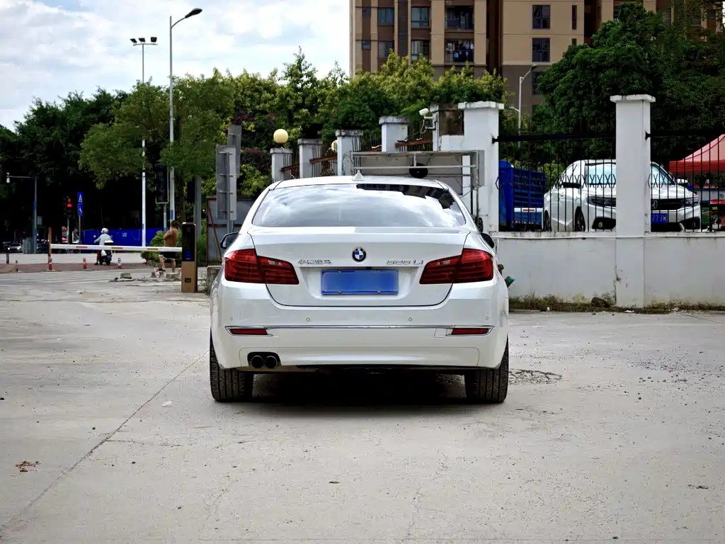 BMW 5 Series — миниатюра 10