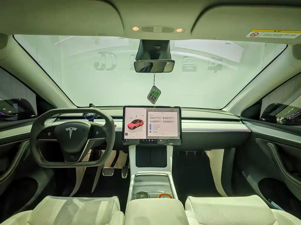 Tesla Model Y — миниатюра 6