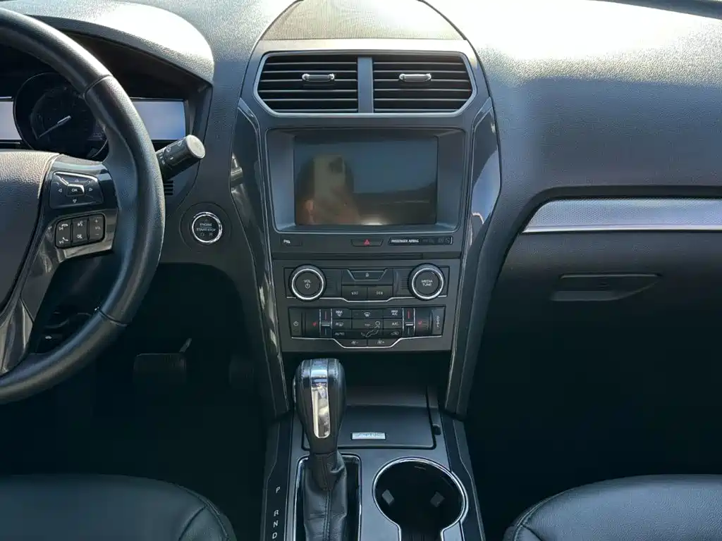 Ford Explorer (Import) — миниатюра 23