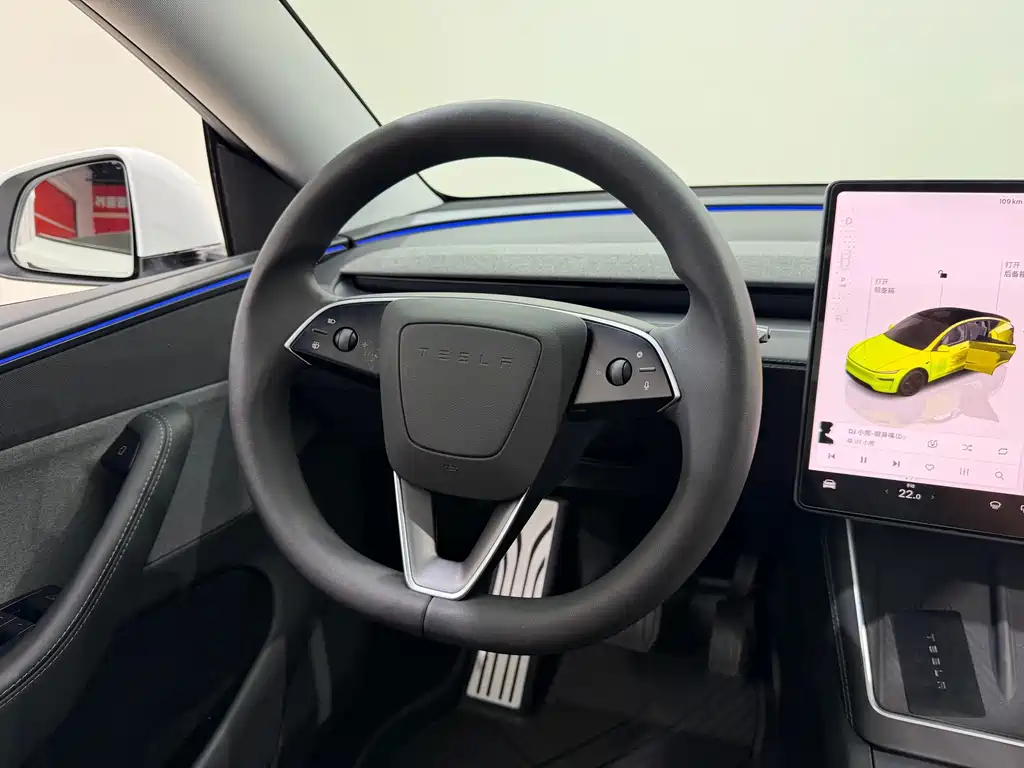 Tesla Model Y — миниатюра 12