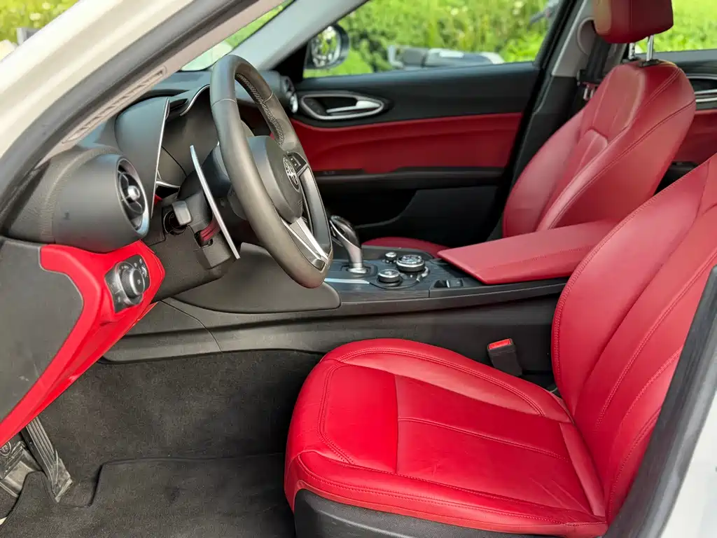 Alfa Romeo Giulia 2019 2.0T 280HP Black Package