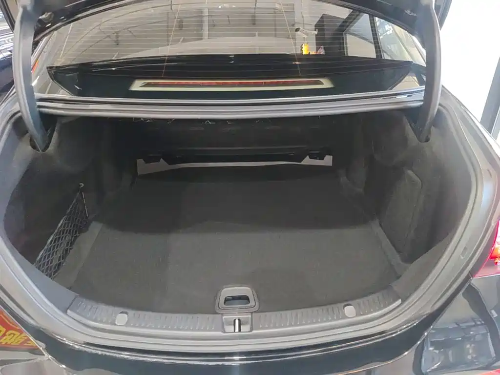 Mercedes-Benz E-Class — миниатюра 19