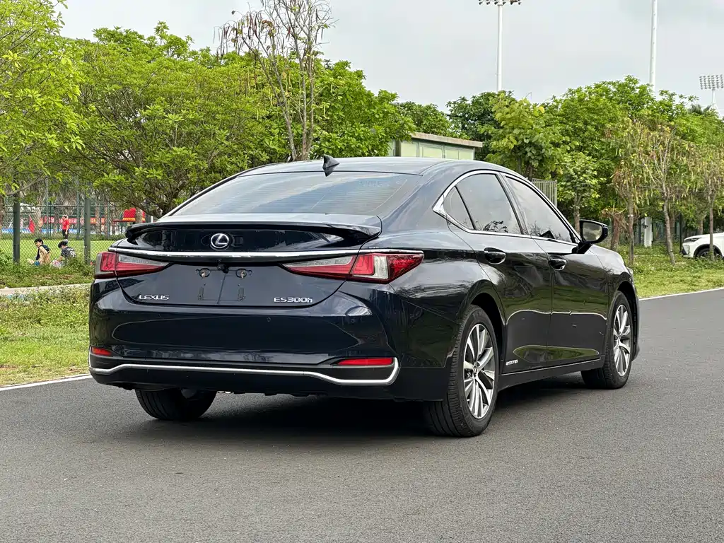 Lexus ES 2018 300h V