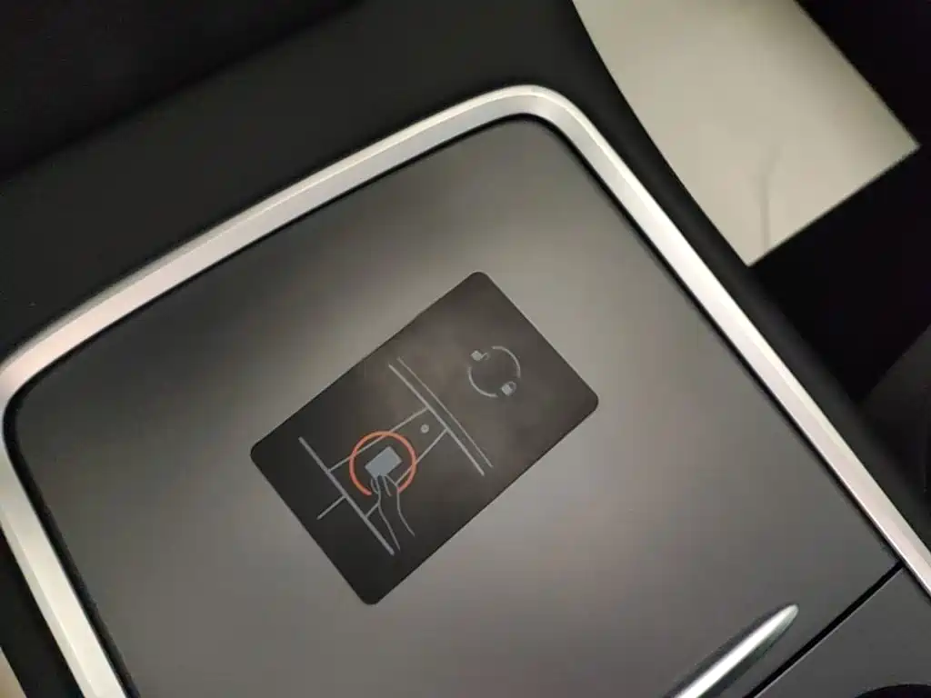 Tesla Model Y — миниатюра 9