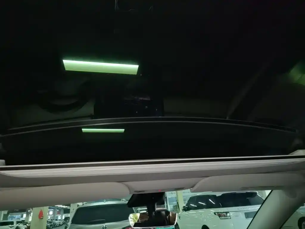Tesla Model Y — миниатюра 18