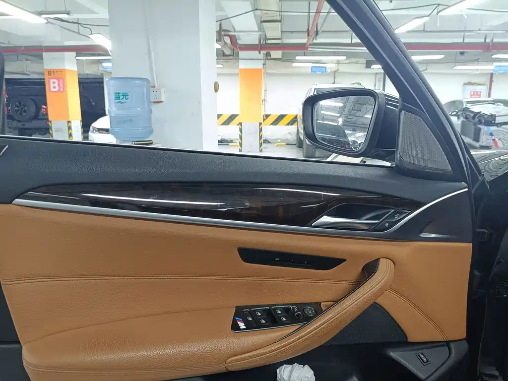 BMW 5 Series — миниатюра 7