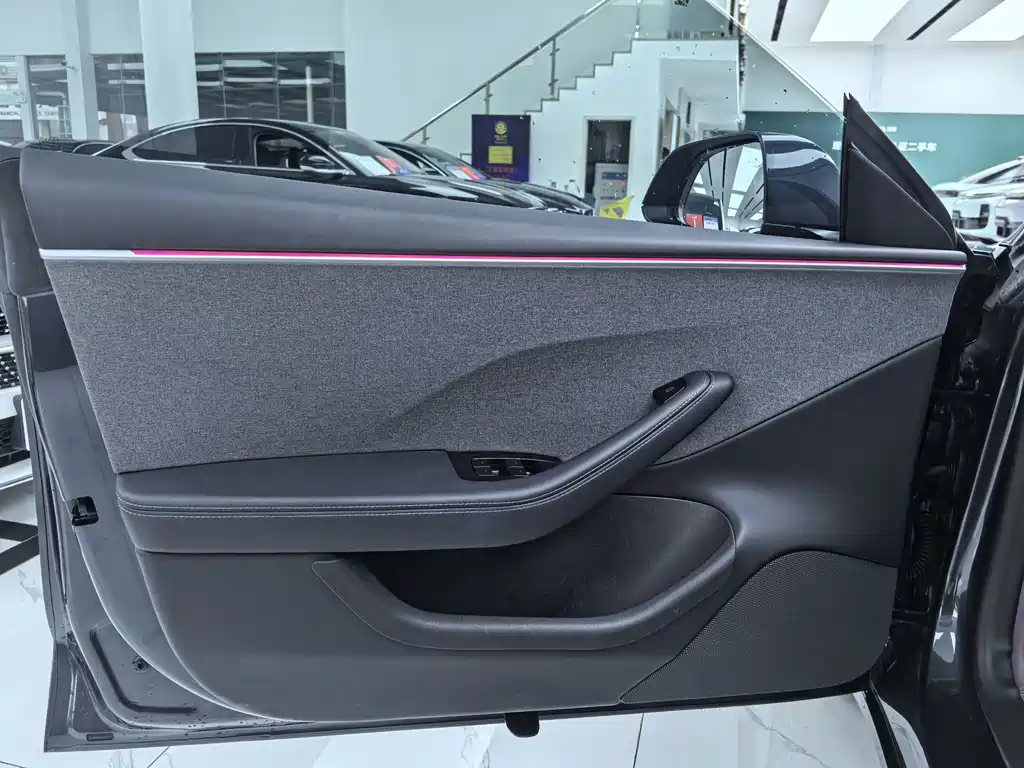 Tesla Model 3 — миниатюра 4