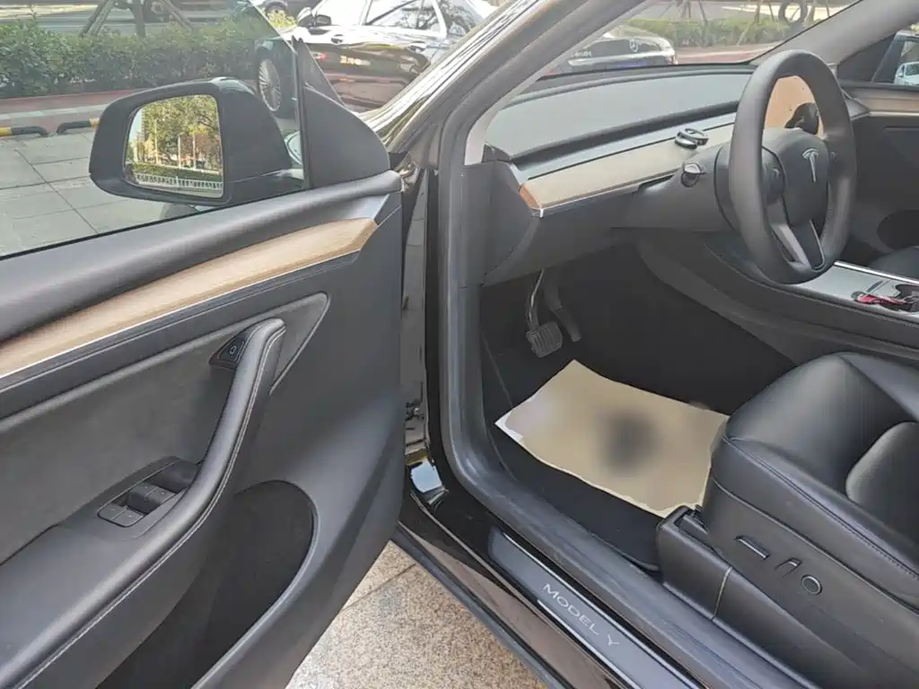 Tesla Model Y — миниатюра 16
