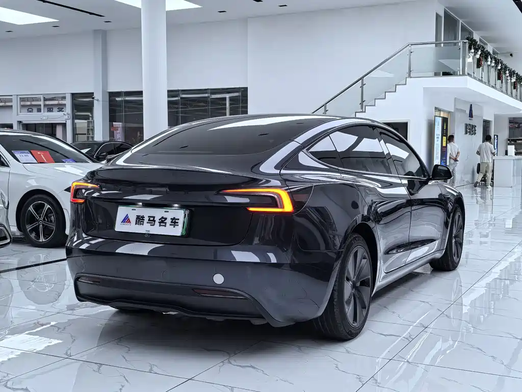 Tesla Model 3 — миниатюра 15