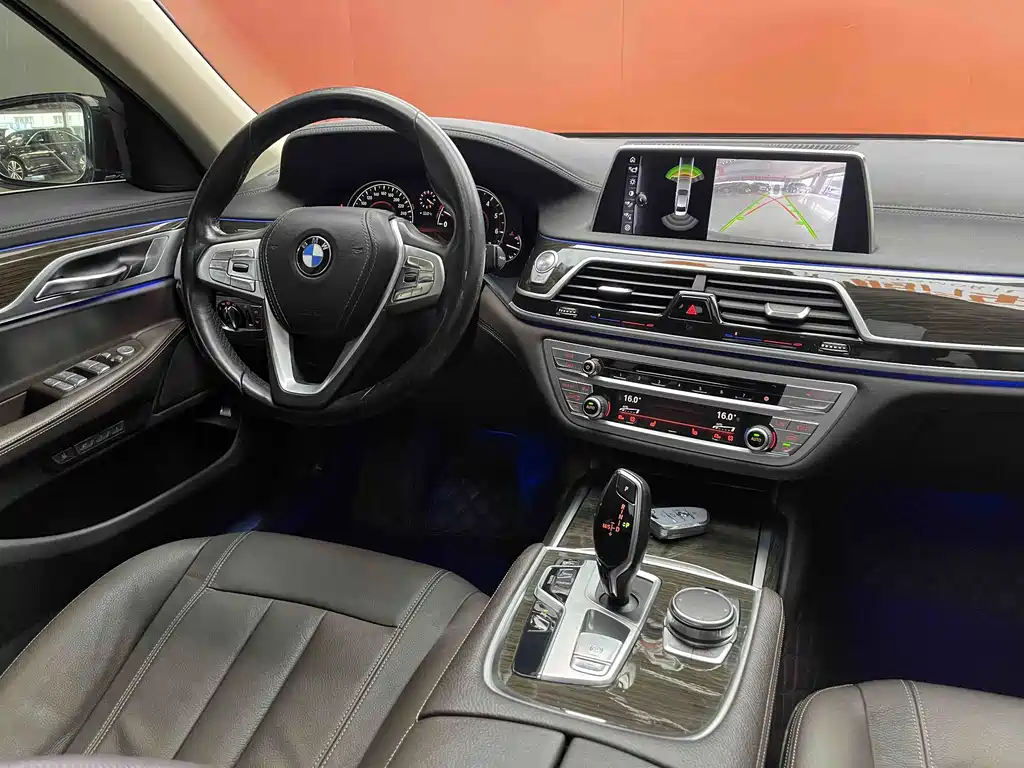 BMW 7 Series — миниатюра 11