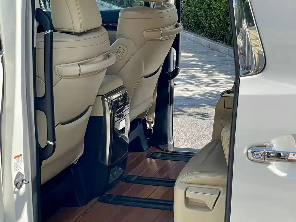 Toyota Alphard — миниатюра 9