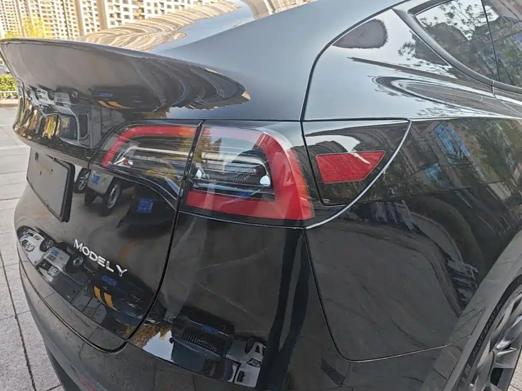 Tesla Model Y — миниатюра 8
