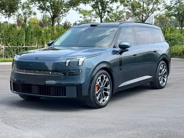2025 Lynk & Co 900