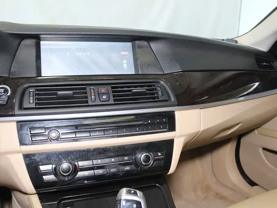 BMW 5 Series — миниатюра 12