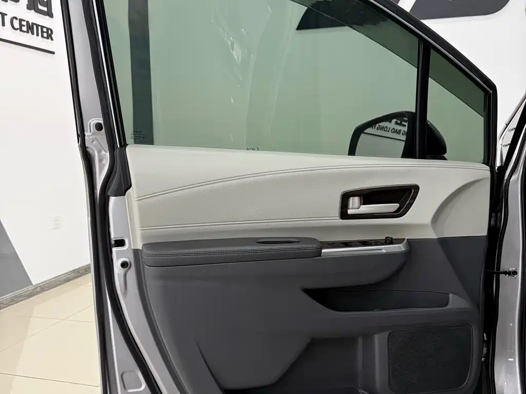 Toyota Sienna — миниатюра 30