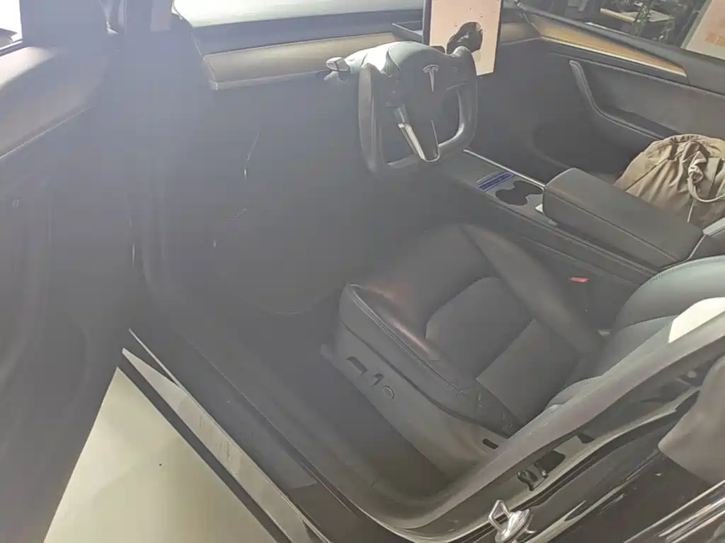 Tesla Model Y — миниатюра 16