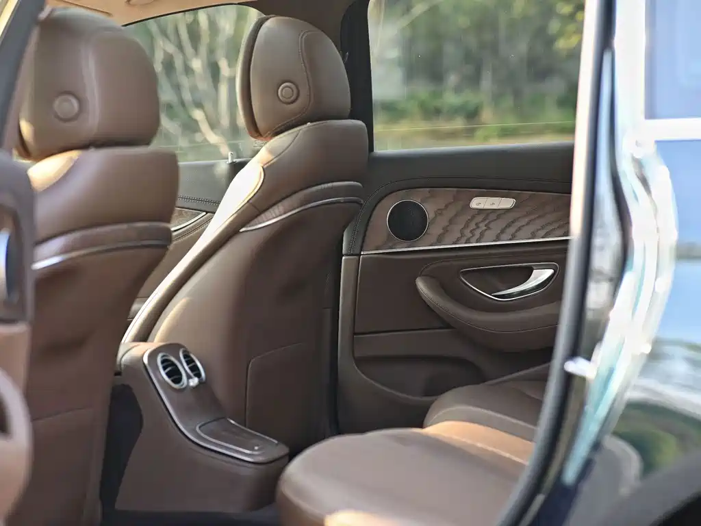 Mercedes-Benz E-Class — миниатюра 5