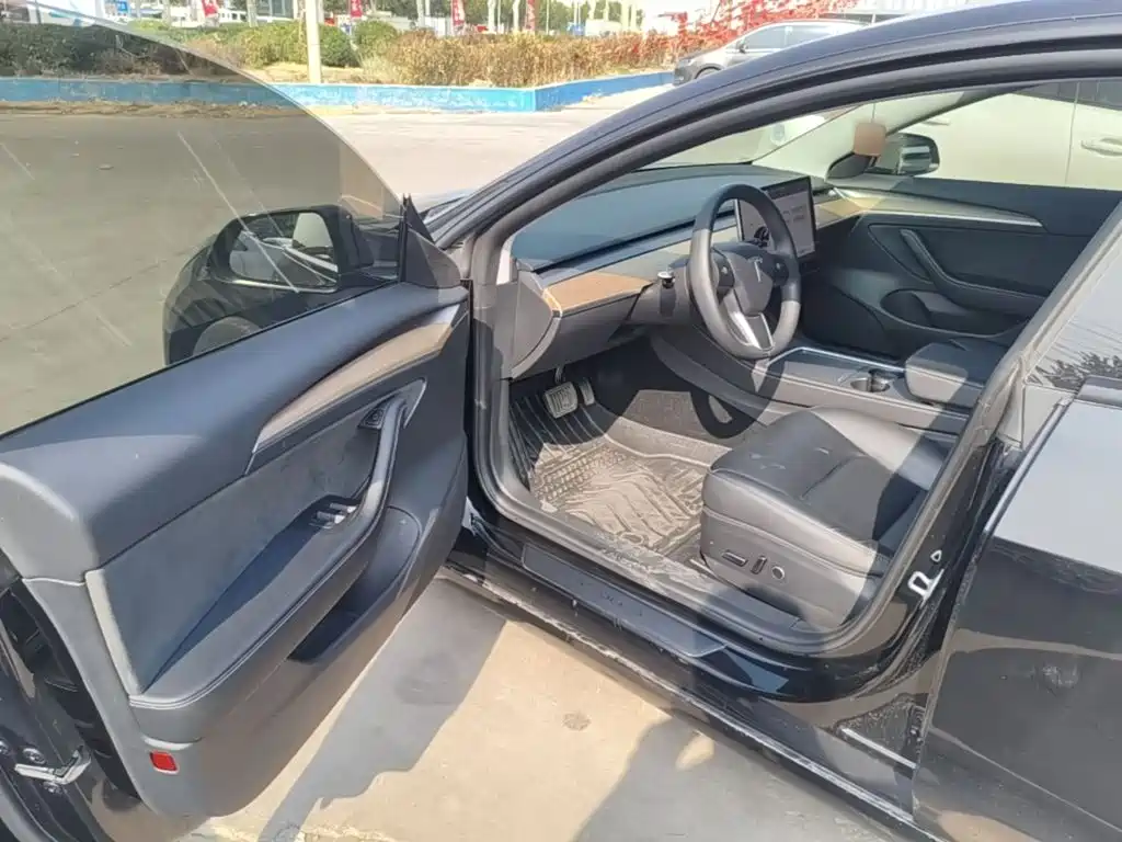 Tesla Model 3 — миниатюра 16