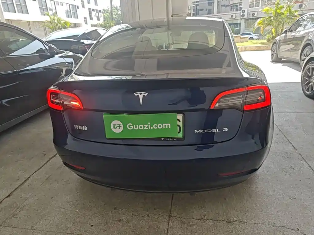 Tesla Model 3 — миниатюра 6