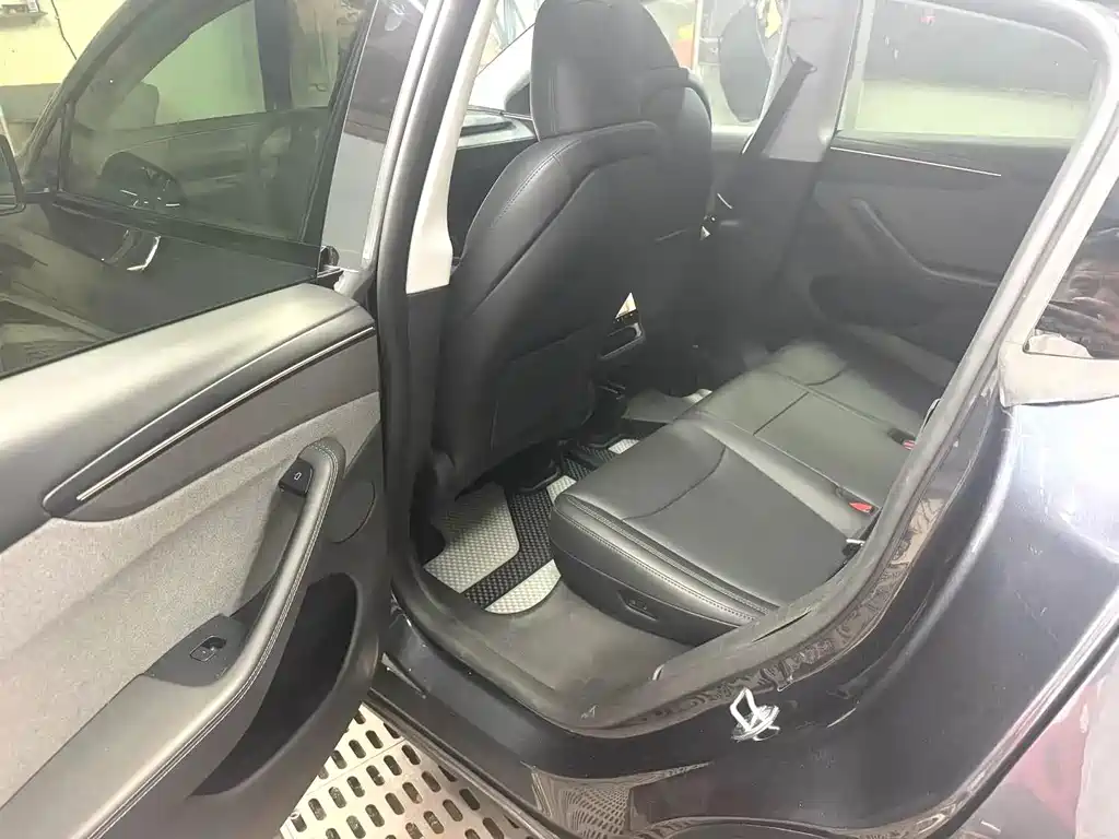 Tesla Model Y — миниатюра 5