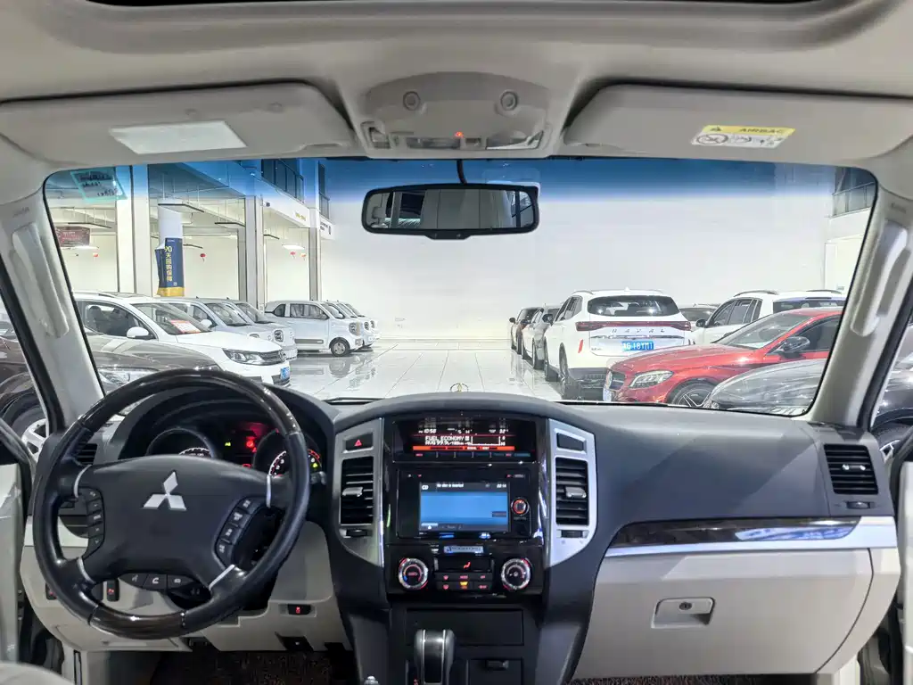 Mitsubishi Pajero (Import) — миниатюра 16