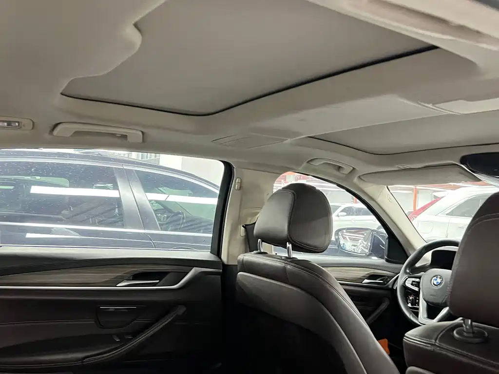 BMW 5 Series — миниатюра 11