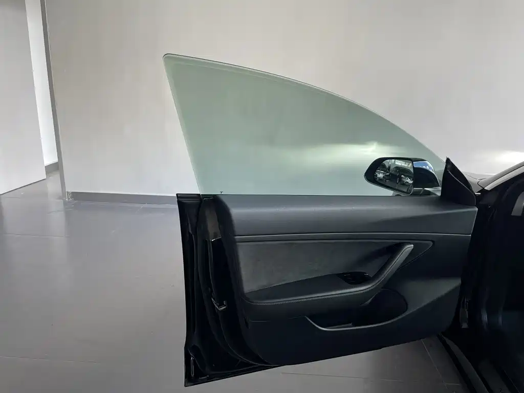 Tesla Model 3 — миниатюра 21