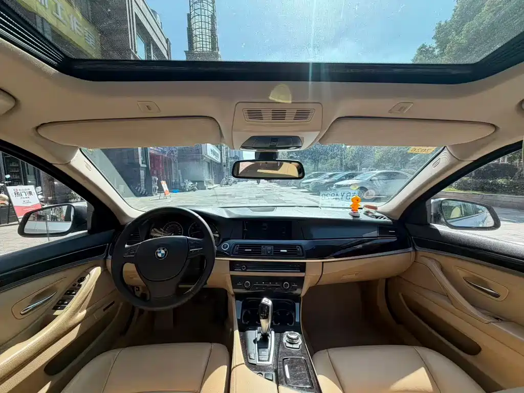 BMW 5 Series — миниатюра 9