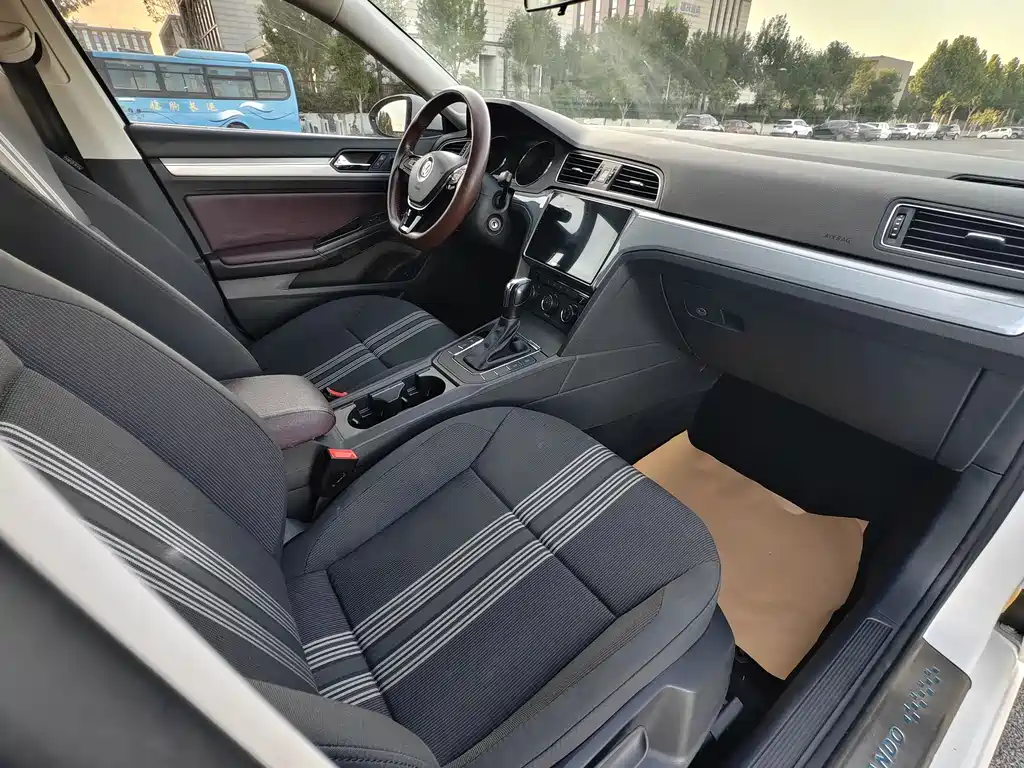 Volkswagen Lamando 2017 230TSI DSG