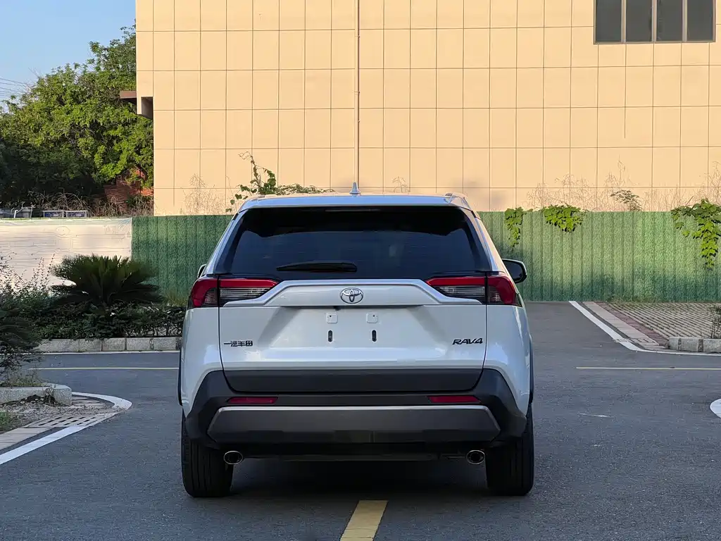 Toyota RAV4 — миниатюра 5