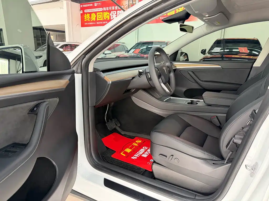 Tesla Model Y — миниатюра 7