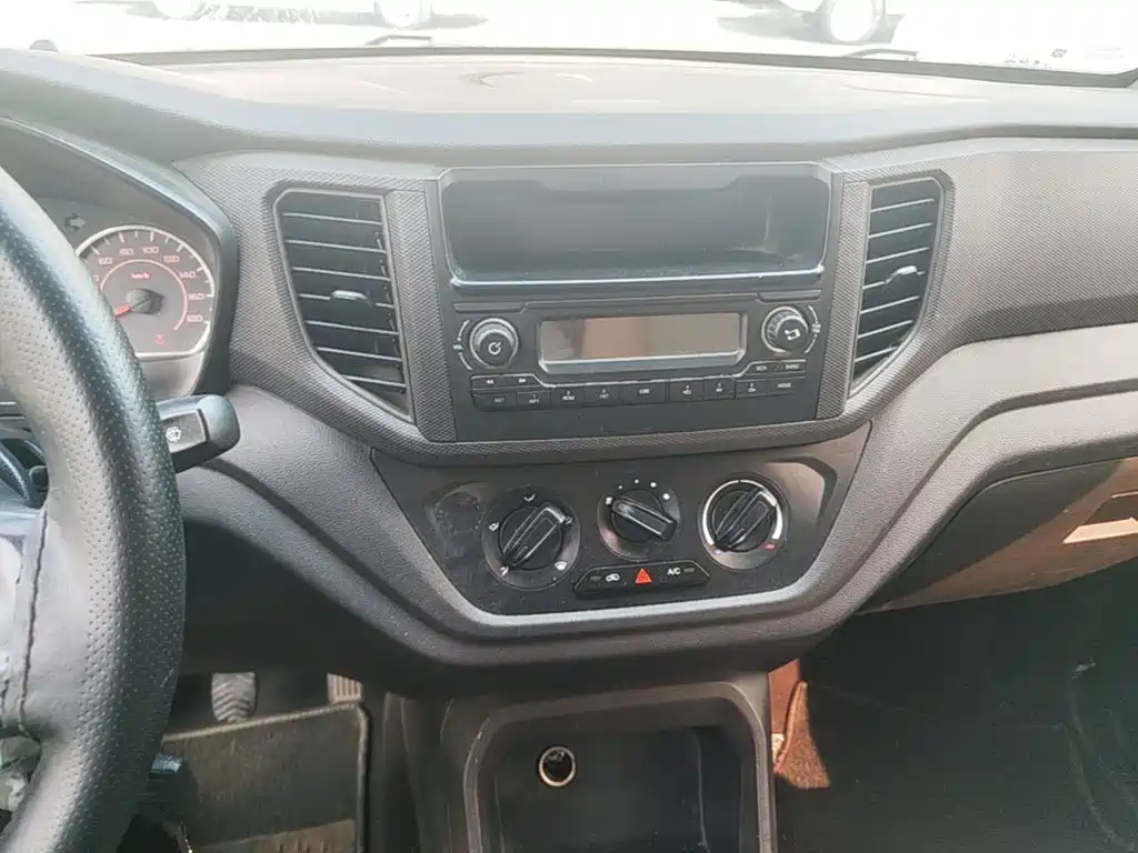 Wuling Hongguang V — миниатюра 13