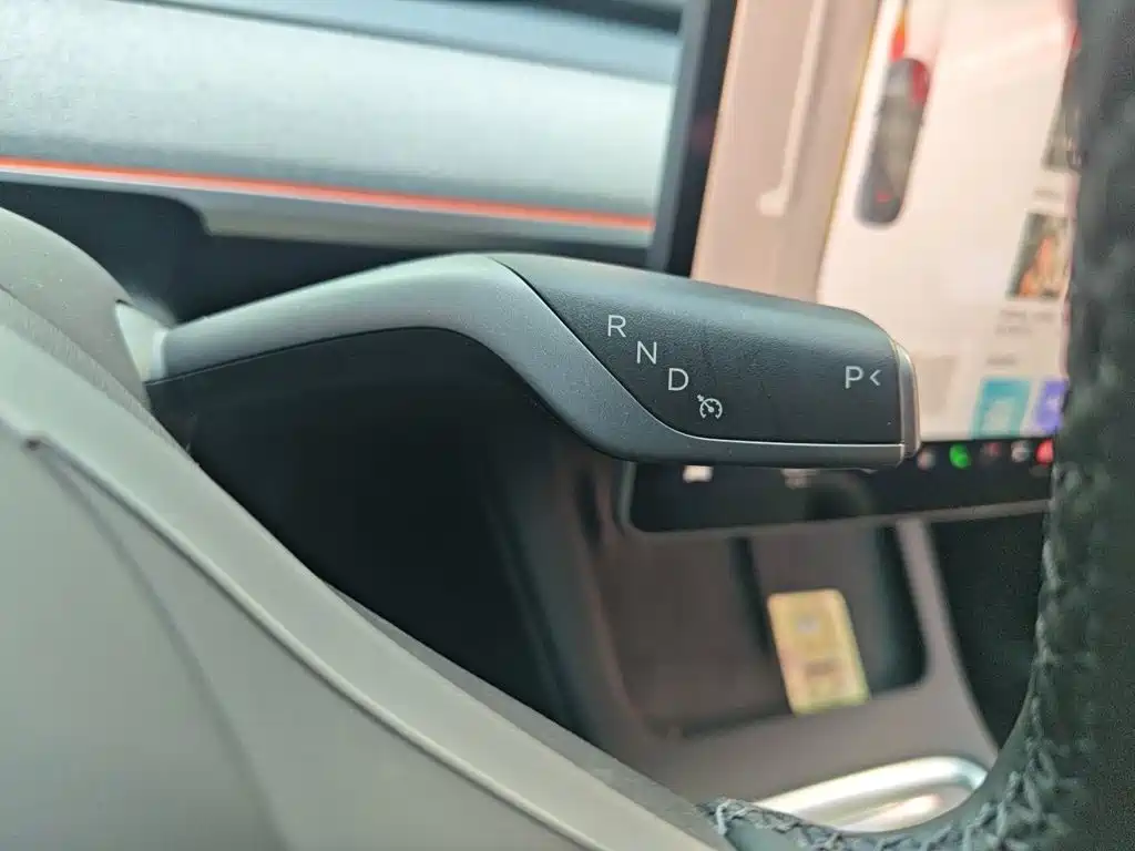 Tesla Model Y — миниатюра 15