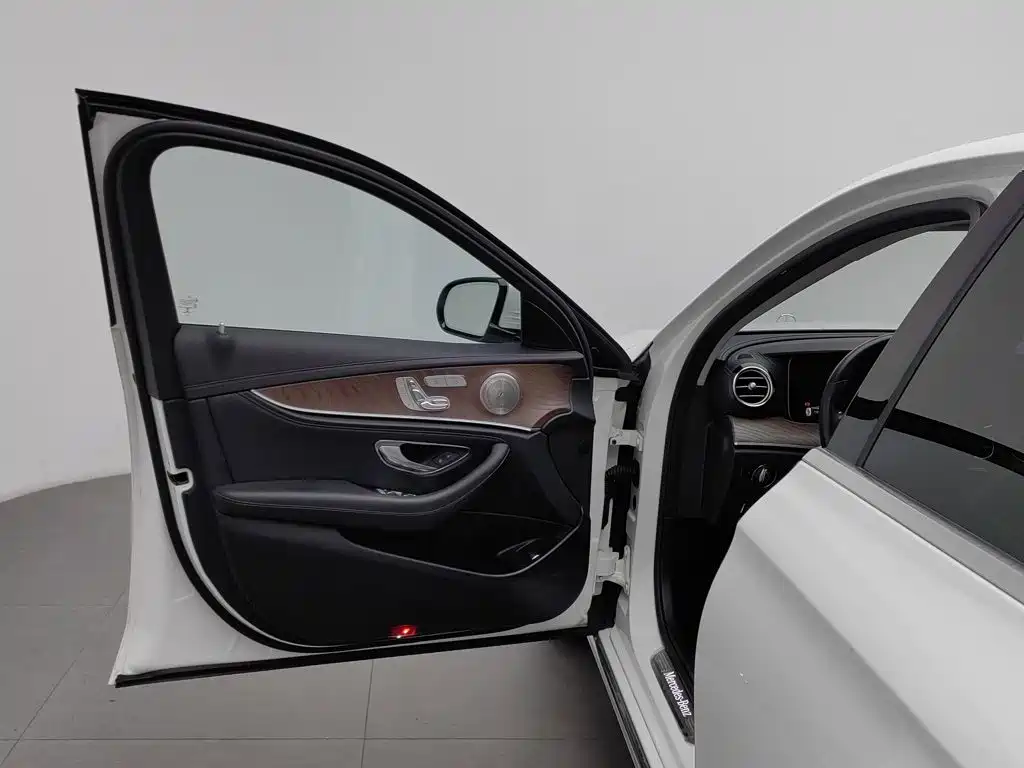 Mercedes-Benz E-Class — миниатюра 8