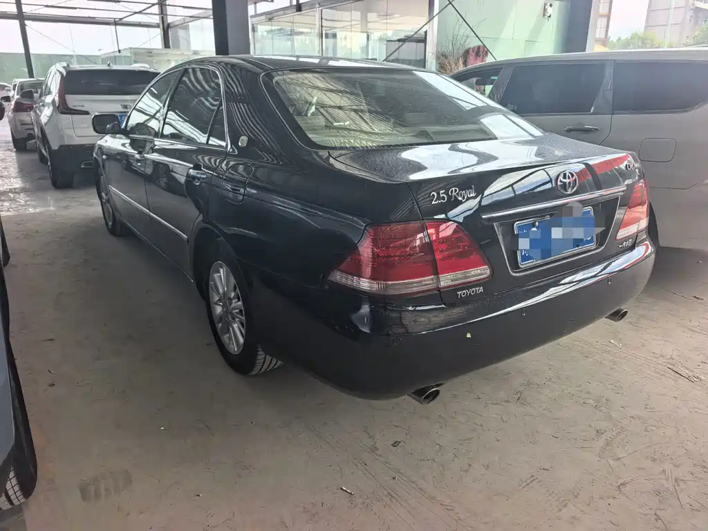 Toyota Crown — миниатюра 6