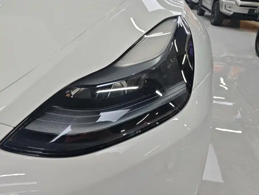 Tesla Model Y — миниатюра 5