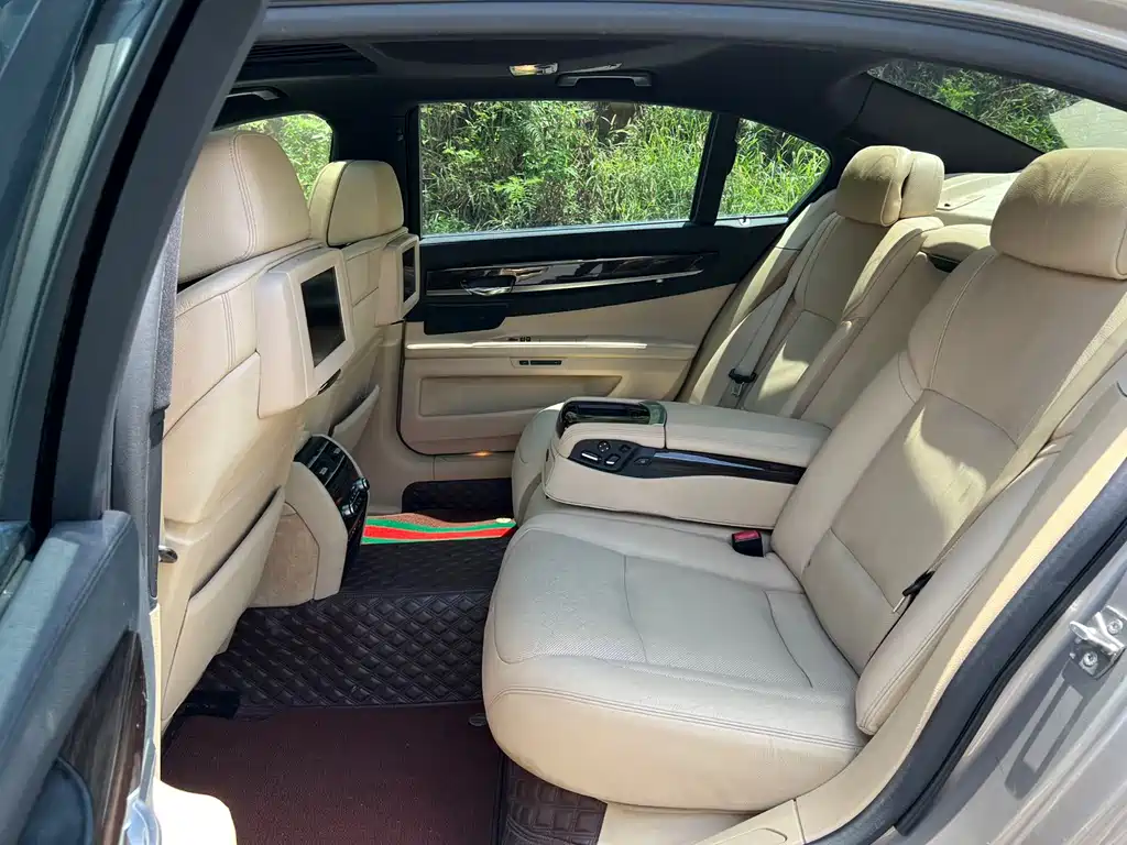 BMW 7 Series — миниатюра 9
