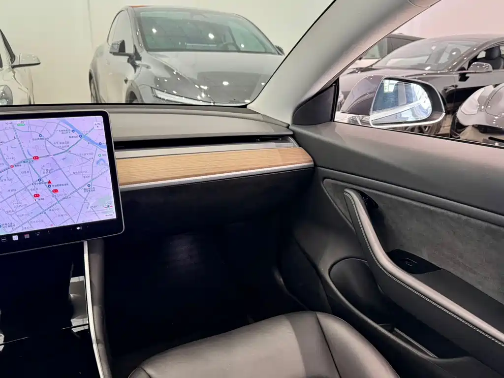 Tesla Model 3 — миниатюра 12