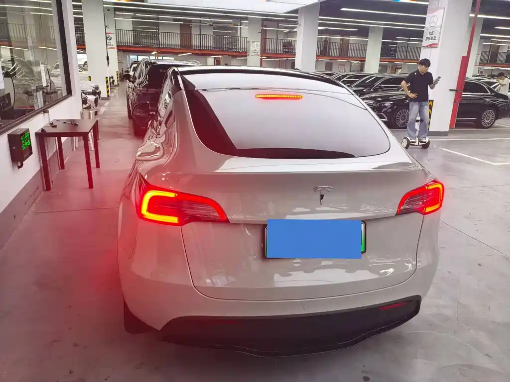 Tesla Model Y — миниатюра 9