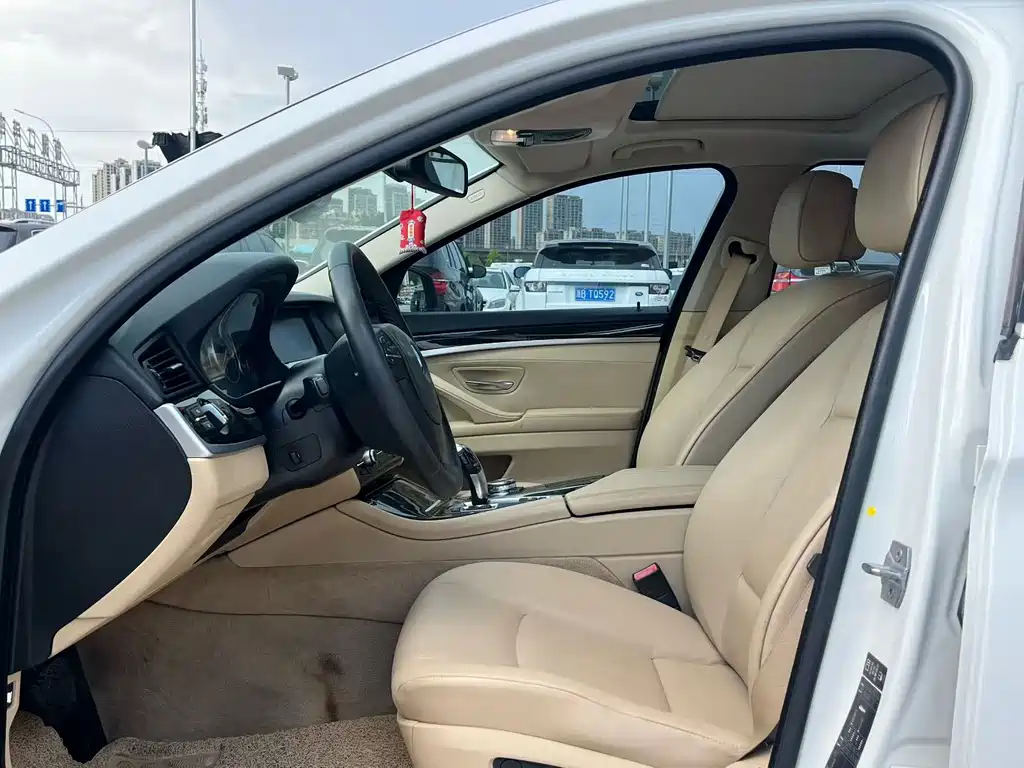 BMW 5 Series — миниатюра 7