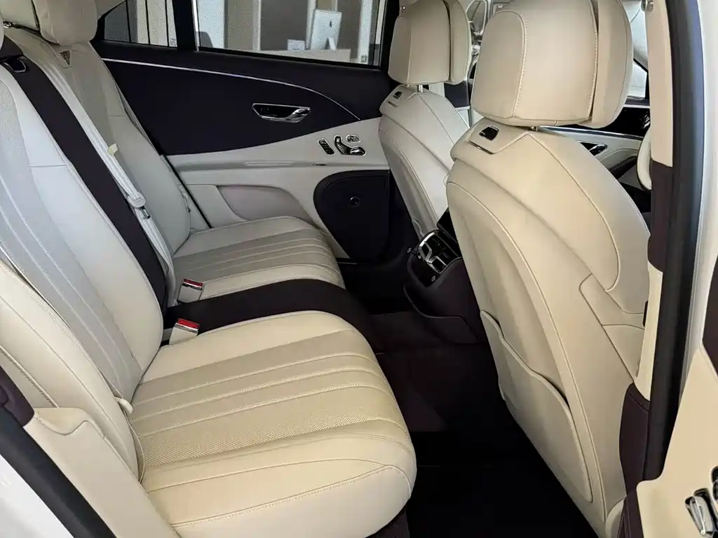 Bentley Flying Spur PHEV — миниатюра 6