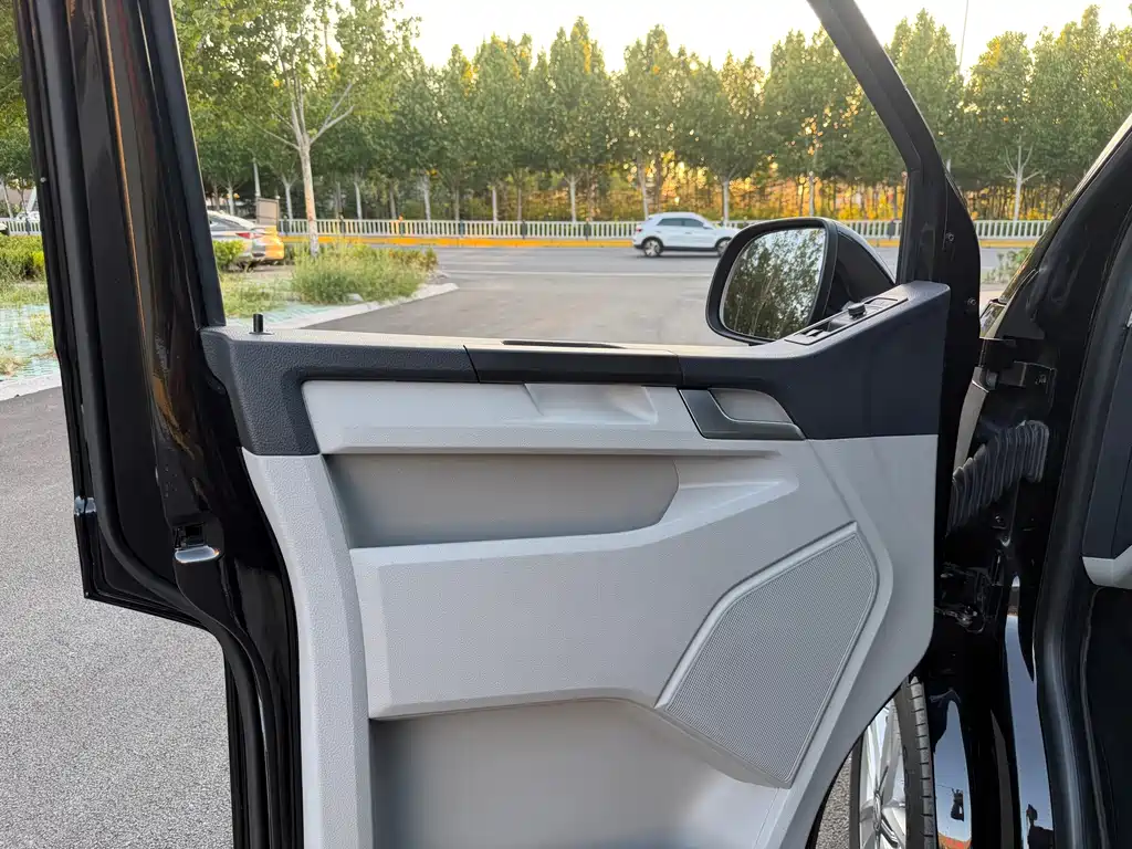 Volkswagen Caravelle — миниатюра 13