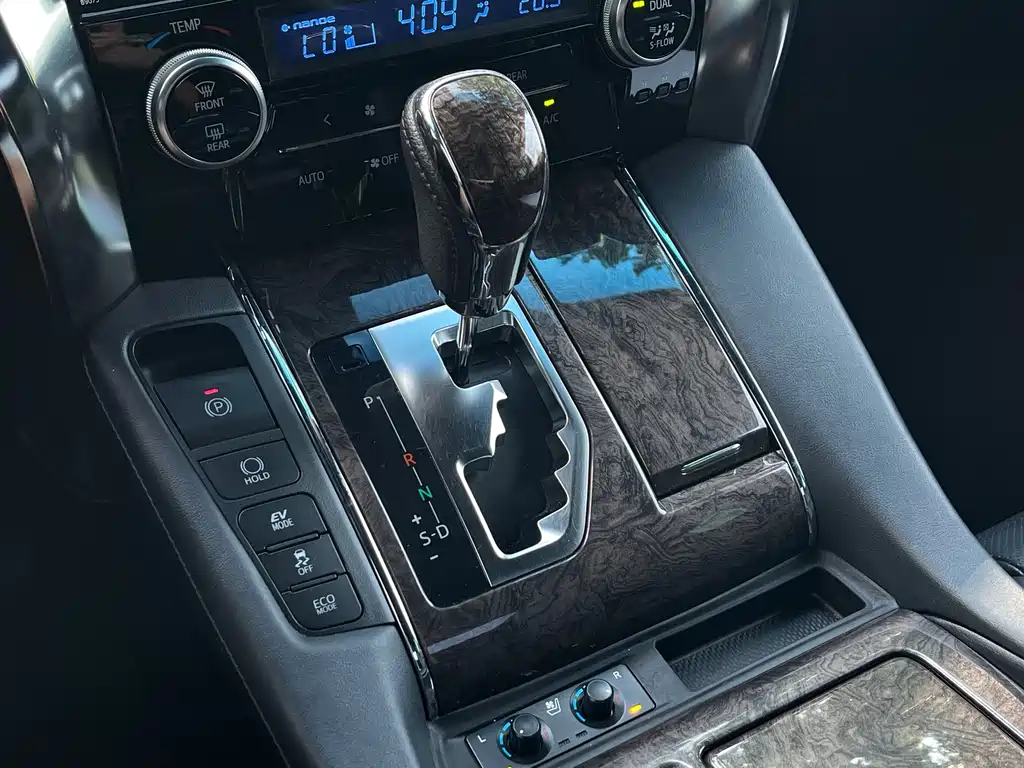Toyota Alphard — миниатюра 9