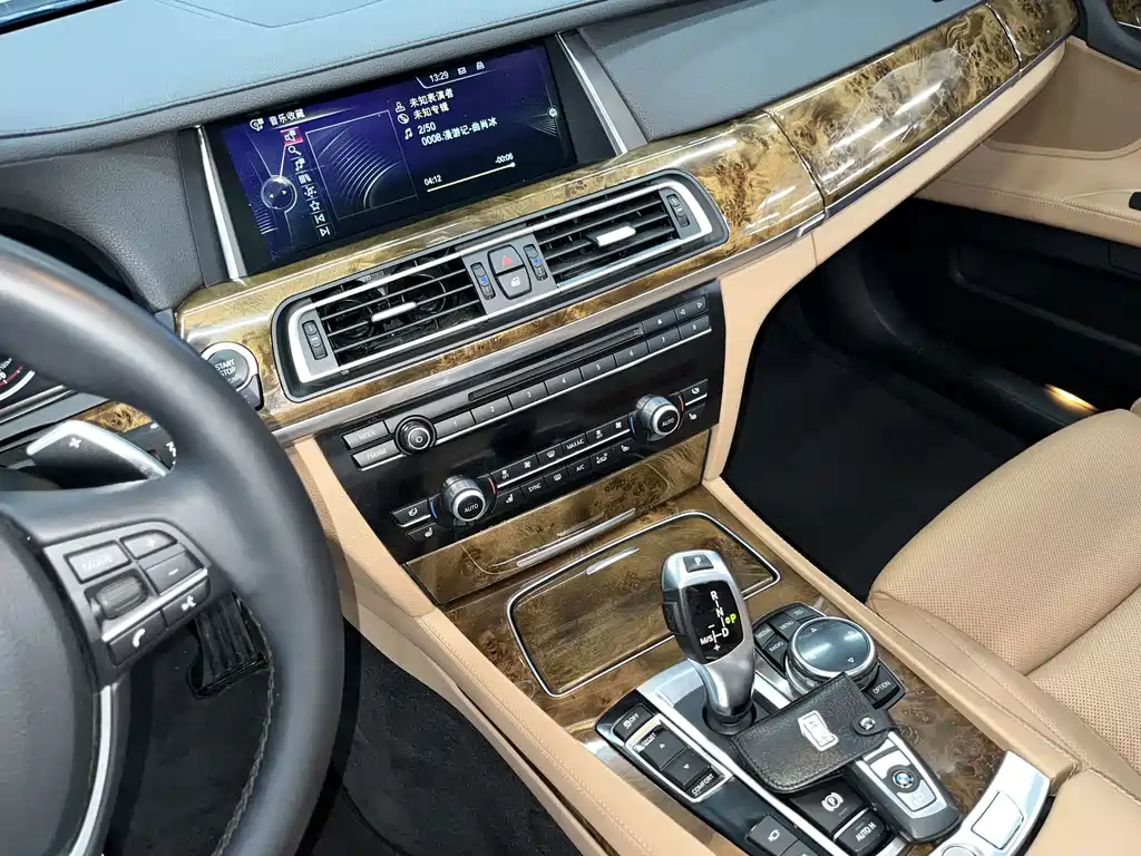 BMW 7 Series — миниатюра 11