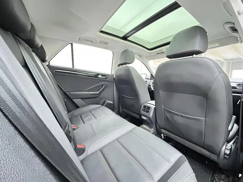 Volkswagen T-Roc — миниатюра 12