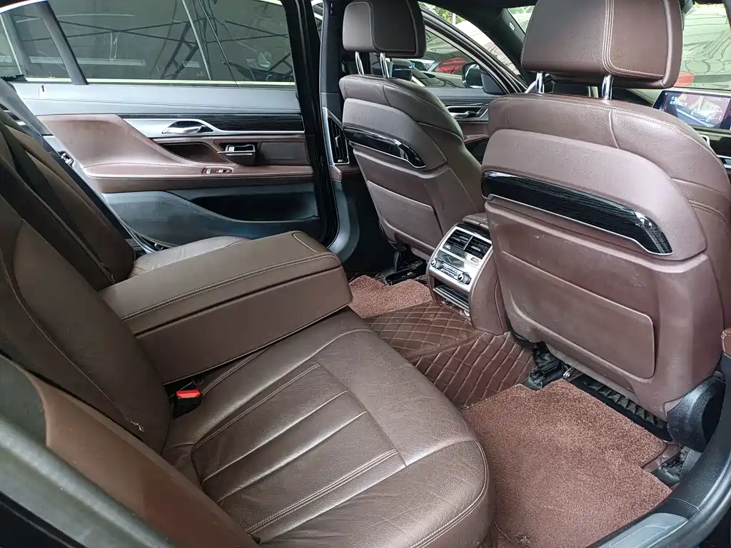 BMW 7 Series — миниатюра 19