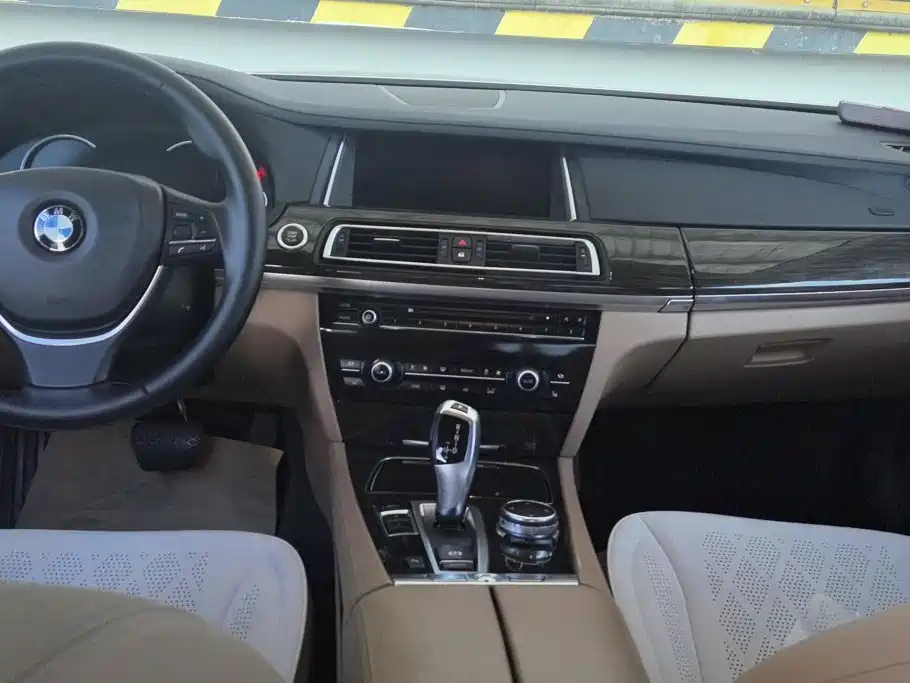 BMW 7 Series — миниатюра 12